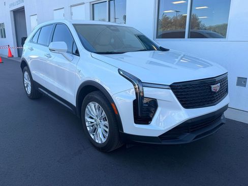Used 2024 Cadillac XT4 Luxury w/ Cold Weather Package image 4