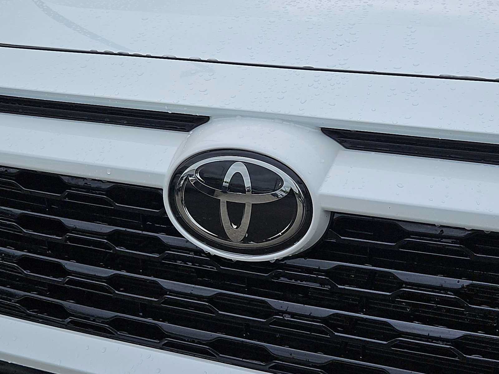 Used 2025 Toyota RAV4 XSE AWD/4WD image 8
