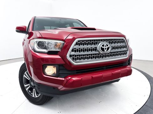 Used 2017 Toyota Tacoma TRD Sport image 6