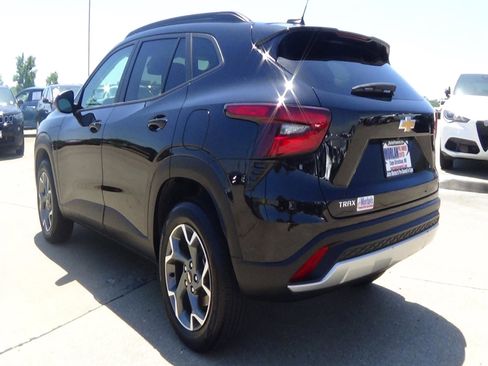 Used 2025 Chevrolet Trax LT w/ LT Convenience Package FWD image 8