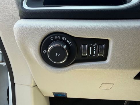 Used 2023 Chrysler Pacifica Touring-L image 27