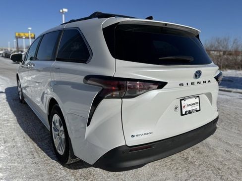 Used 2025 Toyota Sienna XLE image 45