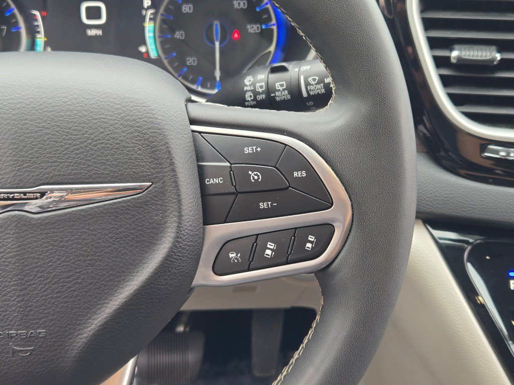 Used 2024 Chrysler Pacifica Touring-L FWD image 29