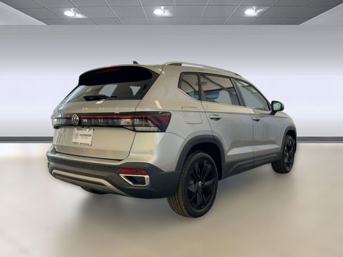 New 2026 Volkswagen Taos SE image 9