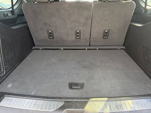 Used 2022 Chevrolet Suburban RST w/ Luxury Package image 17