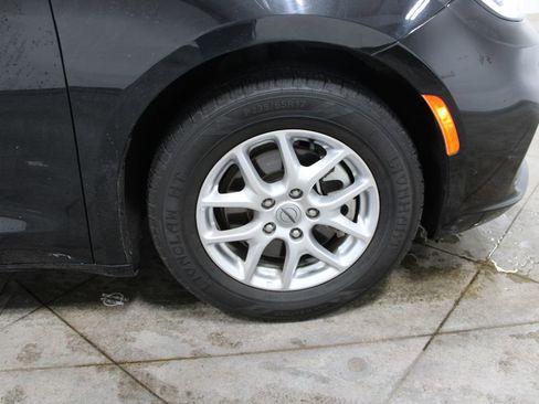 Used 2023 Chrysler Pacifica Touring-L FWD image 40