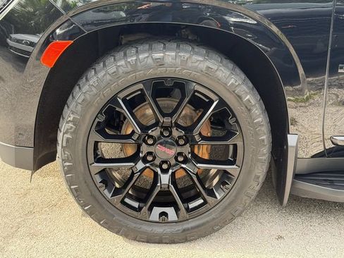 Used 2023 GMC Yukon XL Denali w/ Advanced Technology Package AWD/4WD image 11