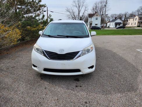Used 2014 Toyota Sienna LE image 1