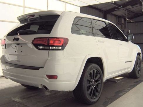 Used 2020 Jeep Grand Cherokee Altitude image 3