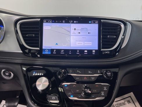 Used 2025 Chrysler Pacifica Limited image 14