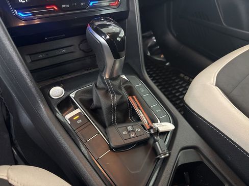 Used 2025 Volkswagen Taos SE w/ Black Wheel Package image 16