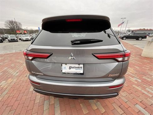 Used 2022 Mitsubishi Outlander SE image 32