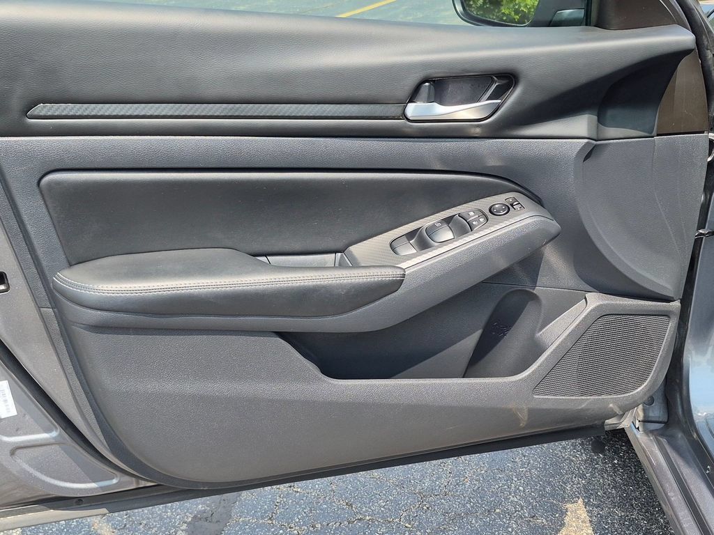 Used 2025 Nissan Altima 2.5 SV FWD image 12
