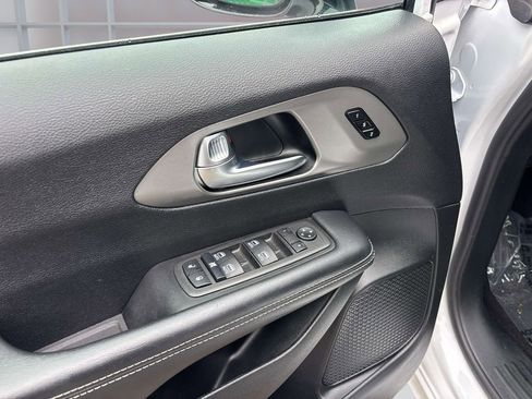 Used 2025 Chrysler Pacifica Select FWD image 10