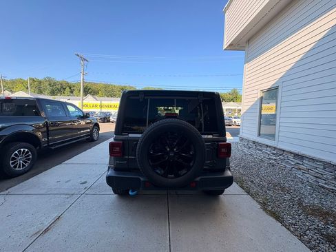 Used 2023 Jeep Wrangler Unlimited Sahara w/ Cold Weather Group AWD/4WD image 9