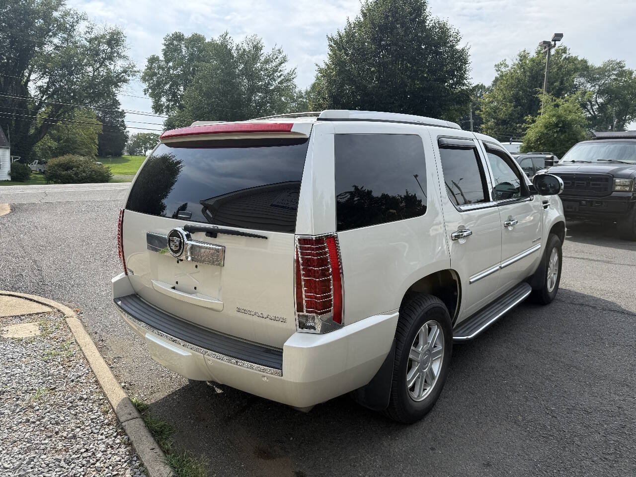 Used 2010 Cadillac Escalade 2WD image 6