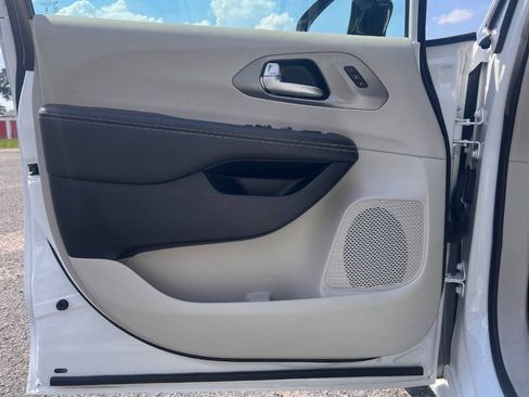 Used 2024 Chrysler Pacifica Touring-L FWD image 12