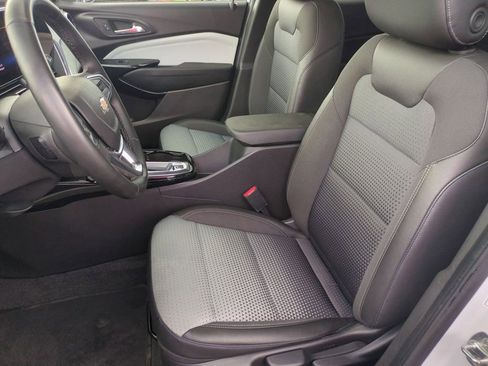 Used 2025 Chevrolet Trax LT w/ LT Convenience Package FWD image 19