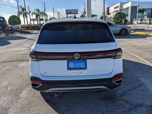 Certified 2025 Volkswagen Taos SE image 6