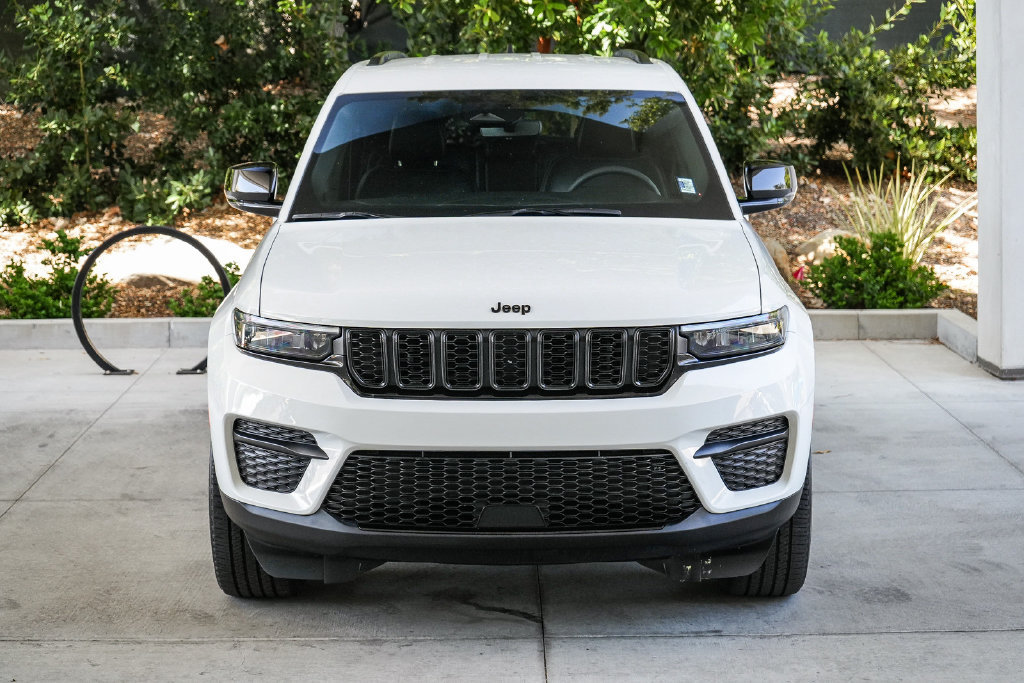 Used 2023 Jeep Grand Cherokee Altitude AWD/4WD image 2