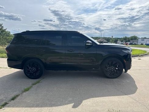 Used 2025 Lincoln Navigator Reserve w/ Jet Appearance Package AWD/4WD image 2