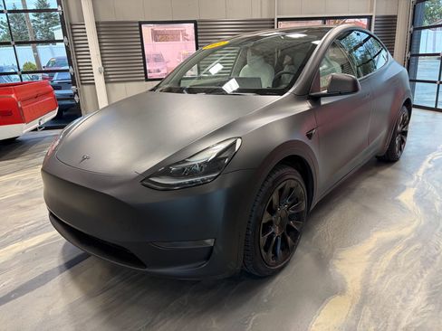 Used 2022 Tesla Model Y Long Range image 3