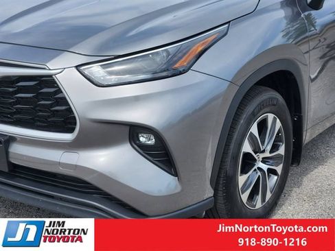 Used 2025 Toyota Highlander XLE AWD/4WD image 10