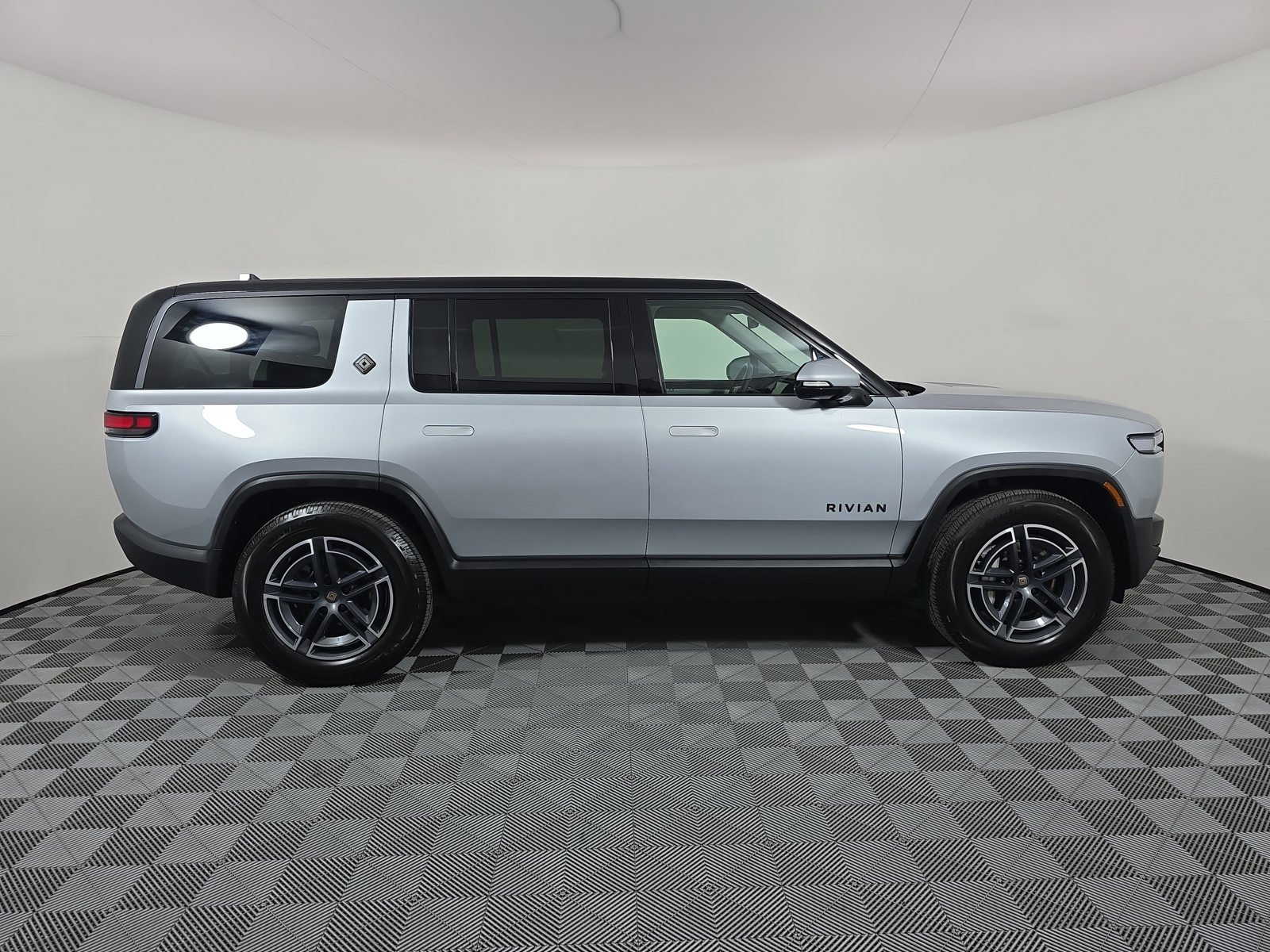 Used 2025 Rivian R1S Adventure Dual AWD/4WD image 6