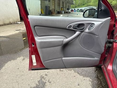 Used 2003 Ford Focus SE FWD image 17
