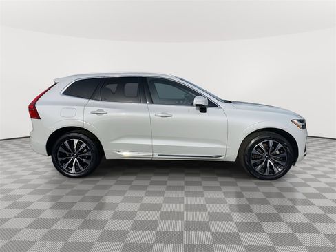 Used 2023 Volvo XC60 B5 Plus image 3