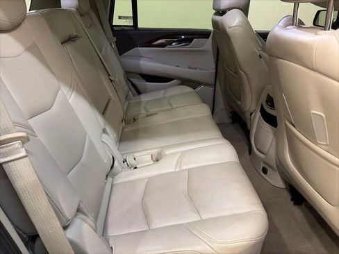 Used 2015 Cadillac Escalade Luxury image 34