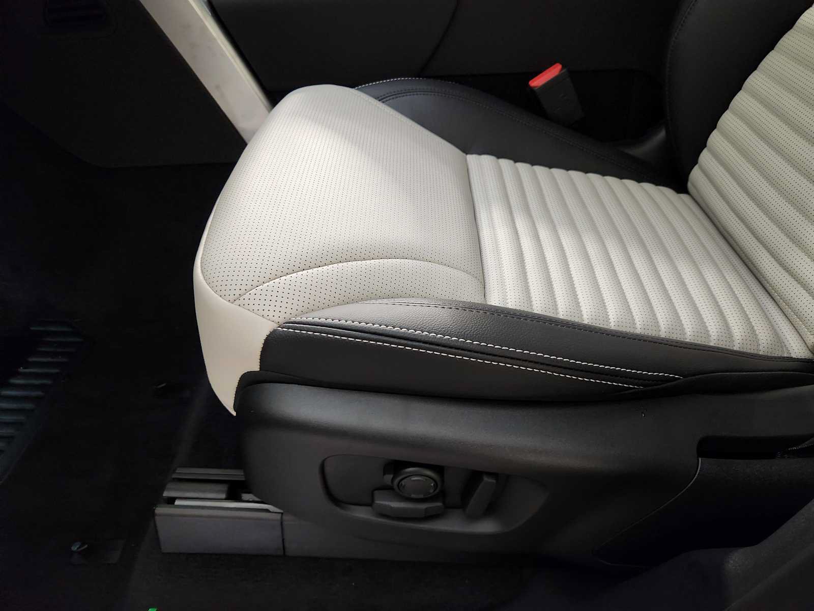 New 2026 Land Rover Discovery S AWD/4WD image 23