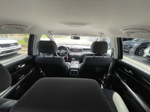 Used 2017 Kia Sorento L FWD image 12