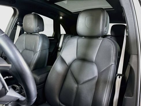 Certified 2024 Porsche Macan AWD/4WD image 5