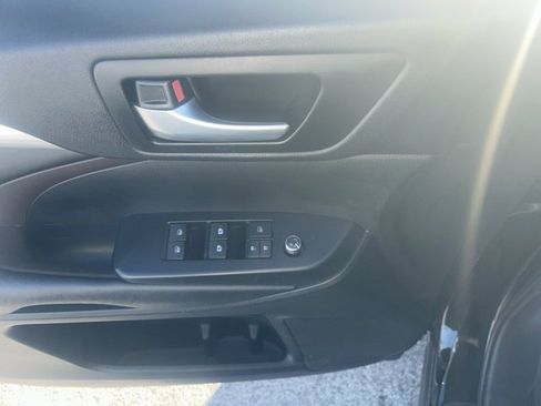 Used 2017 Toyota Highlander XLE image 14