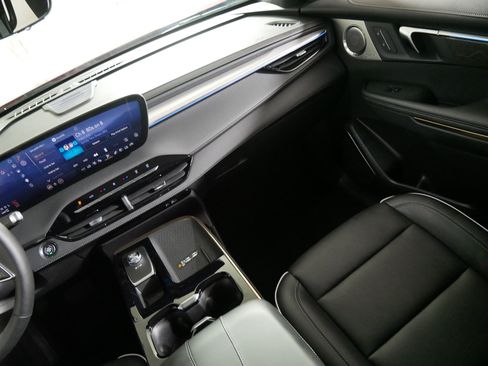 Used 2026 Buick Enclave Avenir w/ Super Cruise Package AWD/4WD image 11