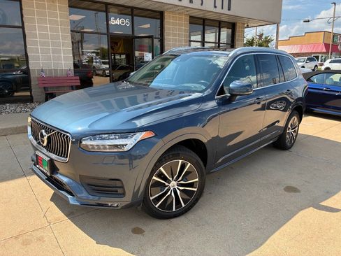 Used 2020 Volvo XC90 T6 Momentum image 2