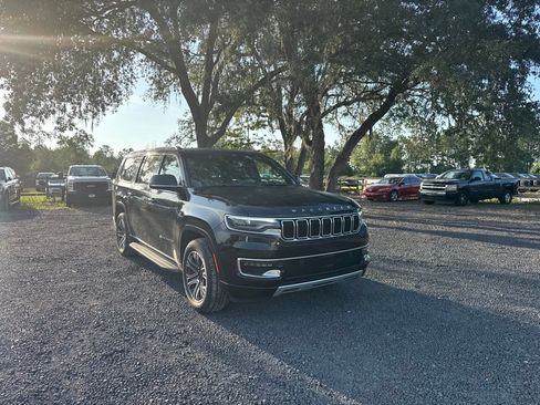 Used 2024 Jeep Wagoneer L Series II w/ Flexible Seating Group RWD image 7