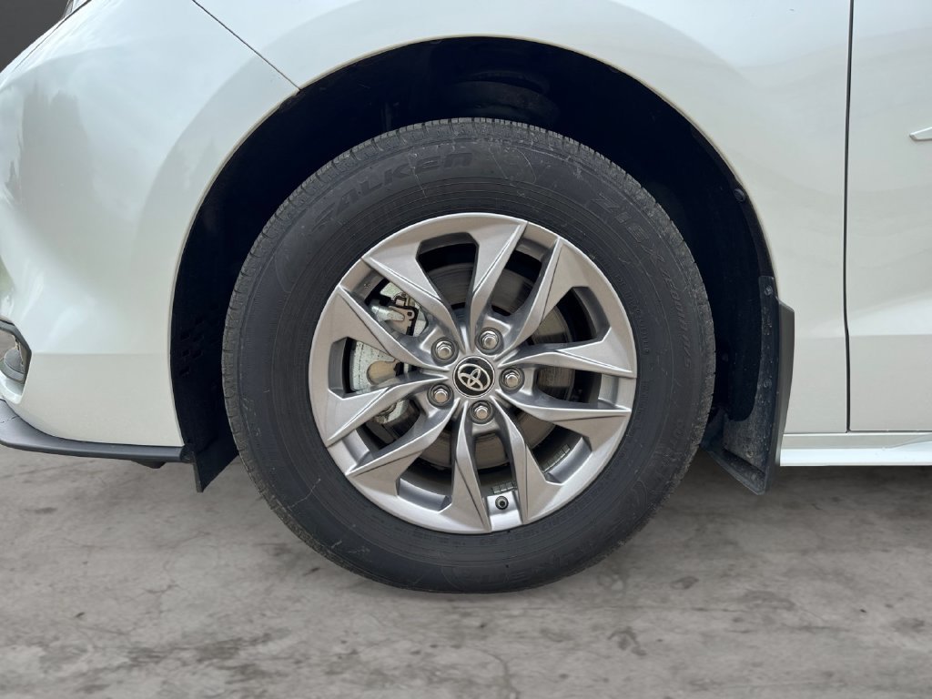 Certified 2025 Toyota Sienna XLE w/ XLE Plus Package AWD/4WD image 9