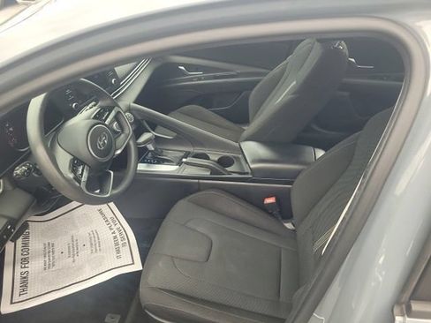 Used 2021 Hyundai Elantra SE FWD image 5