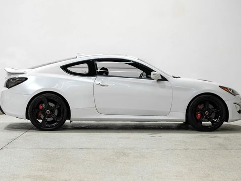 Used 2013 Hyundai Genesis 3.8 image 5