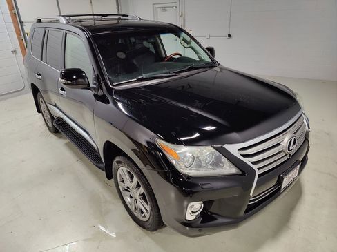 Used 2015 Lexus LX 570 4WD w/ Luxury Package image 2
