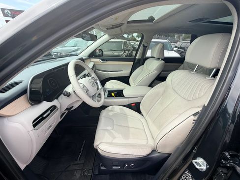 Used 2023 Hyundai Palisade Limited w/ Winter Package AWD/4WD image 11