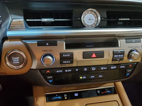 Used 2016 Lexus ES 350 w/ Luxury Package w/Wood Trim image 32