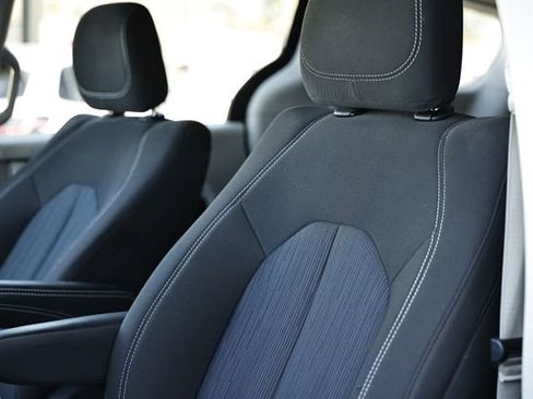 Used 2022 Chrysler Voyager LX image 20