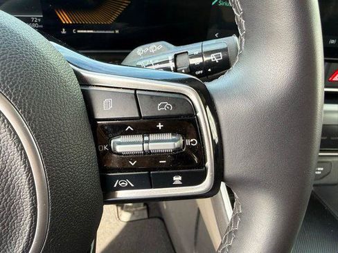 Used 2025 Kia Carnival FWD image 10