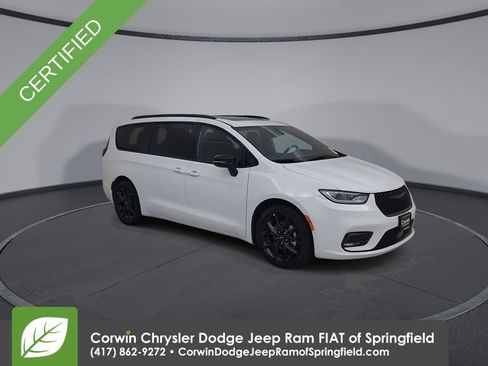 Certified 2025 Chrysler Pacifica Limited FWD image 3