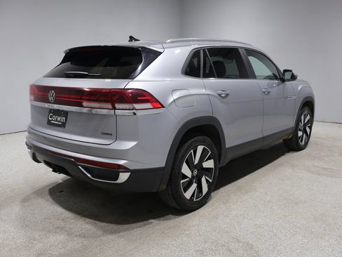 Used 2025 Volkswagen Atlas Cross Sport SE AWD/4WD image 2