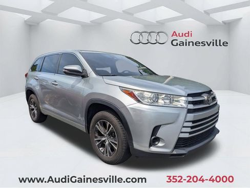 Used 2017 Toyota Highlander LE FWD image 1