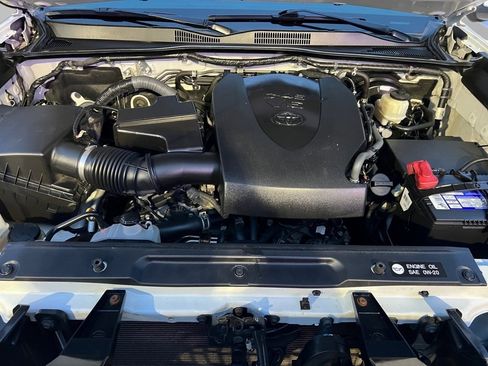 Used 2016 Toyota Tacoma TRD Sport image 40